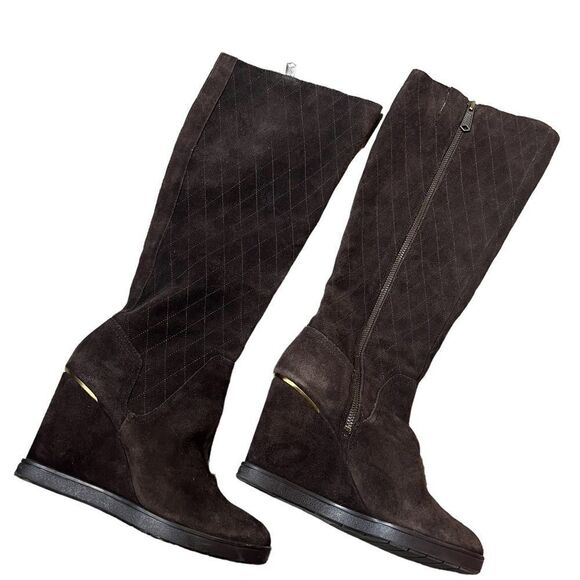 Donald
J. Pliner Cadi Brown Suede Wedge Boots, Size 7.5 - Picture 6 of 8